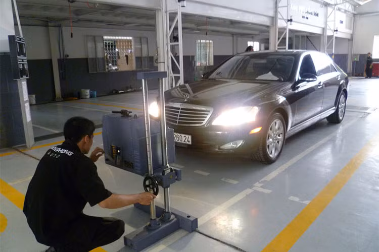 Cách để kéo dài tuổi thọ cho hệ thống đèn xe là tránh đi xe vào những đoạn đường xấu gây dằn xóc xe. Khi buộc phải đi vào những đoạn đường nhiều “ổ voi, ổ gà” thì phải giảm tốc độ xe, rà phanh để xe hạn chế bị dằn xóc. Ngoài ra, cần đặc biệt chú trọng việc kiểm tra hệ thống đèn xe trung bình 6 tháng/ lần để đảm bảo an toàn, tránh các sự cố bất ngờ ngoài ý muốn. Cách để kéo dài tuổi thọ cho hệ thống đèn xe là tránh đi xe vào những đoạn đường xấu gây dằn xóc xe. Khi buộc phải đi vào những đoạn đường nhiều “ổ voi, ổ gà” thì phải giảm tốc độ xe, rà phanh để xe hạn chế bị dằn xóc. Ngoài ra, cần đặc biệt chú trọng việc kiểm tra hệ thống đèn xe trung bình 6 tháng/ lần để đảm bảo an toàn, tránh các sự cố bất ngờ ngoài ý muốn.