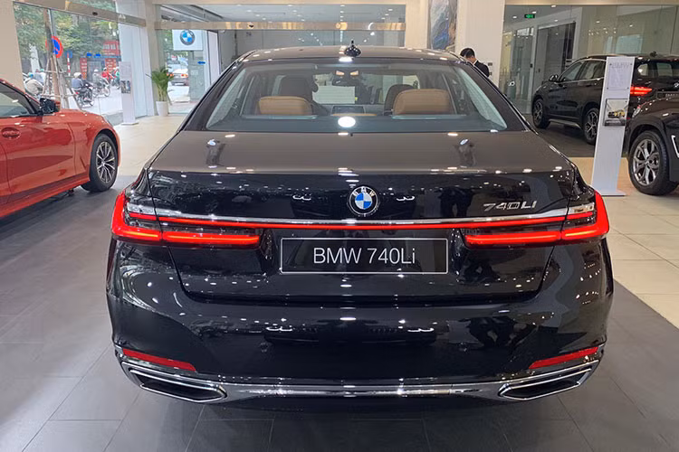 Cụm đèn chiếu sáng chính mỏng dẹt hơn đời trước, sử dụng công nghệ LED thích ứng ở trạng thái tiêu chuẩn và có thể nâng cấp lên loại đèn laser cao cấp với khả năng chiếu sáng tốt hơn. Phần đuôi nổi bật với đường viền chrome dày nối liền với ống xả, trong khi đường chrome phía trên kết hợp với một dải LED 3D nối liền giữa 2 cụm đèn hậu. So với đời trước, đèn hậu đã mỏng hơn 1,4 inch và có tạo hình khác biệt.