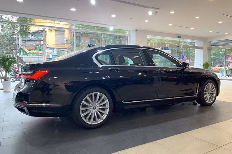 Về ngoại hình mẫu xe sang BMW 740Li 2020 sở hữu kích thước với chiều dài x rộng x cao lần lượt là: 5.260 x 1.902 x 1.479 (mm). Chiều dài cơ sở của xe là 3.210mm. Xe có trọng lượng không tải là 1.880kg và khoang thể tích của xe là 515 lít.