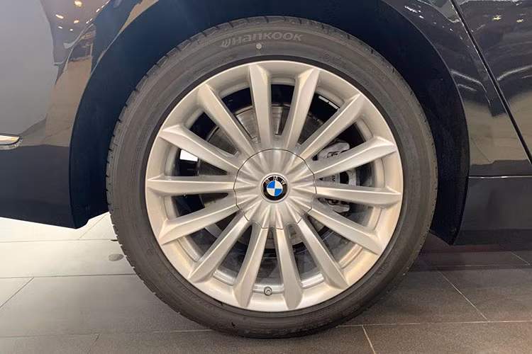 BMW 740Li 2020 được trang bị gói ngoại thất Prue Excellence nhằm nhấn mạnh tối đa sự sang trọng, đẳng cấp từ bên ngoài, cũng như trải nghiệm thoải mái, tiện nghi ở bên trong cabin. Bộ mâm trang bị trên xe là loại hợp kim đa chấu có kích thước 19inch. Nắp hoang hành lý đóng/mở bằng điện. Gương chiếu hậu tích hợp điện và có hệ thống sưởi.
