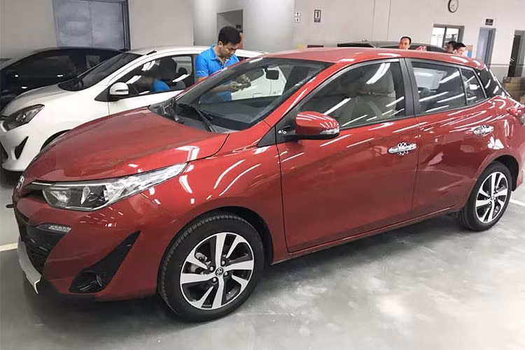 Ngoài các mẫu xe phân khúc MPV và SUV, phiên bản của mẫu xe Toyota Yaris 2018 hatchback được giới thiệu ra thị trường Thái Lan vào tháng 9 năm ngoái với nhiều thay đổi đáng chú ý cũng đã xuất hiện tại Việt Nam. Trên phiên bản nâng cấp này, Yaris 2018 có hệ thống chống bó cứng phanh ABS, phân bổ lực phanh điện tử EBD, trợ lực phanh BA, cân bằng điện tử, hỗ trợ khởi hành ngang dốc và 7 túi khí... 