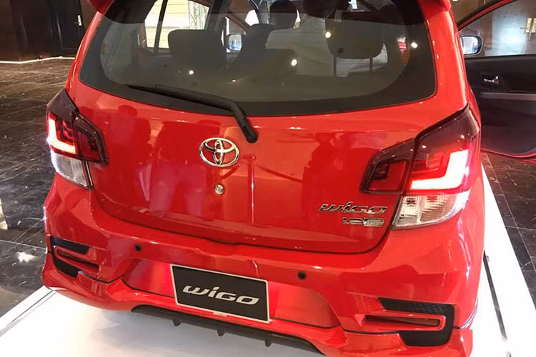 Phiên bản Toyota Wigo tại Việt Nam sở hữu động cơ 1KR-FE, 3 xy lanh, 12 van phun xăng điện tử, dung tích 1.0 L. Công suất 65 mã lực tại vòng tua 6.000 rpm và mô-men xoắn cực đại 89 Nm tại 4.400 rpm. Phiên bản cao nhất của xe sẽ được trang bị hộp số tự động 4 cấp, trong khi các bản còn lại dùng hộp số sàn 5 cấp. Dòng xe này chỉ có duy nhất lựa chọn hệ dẫn động cầu trước.