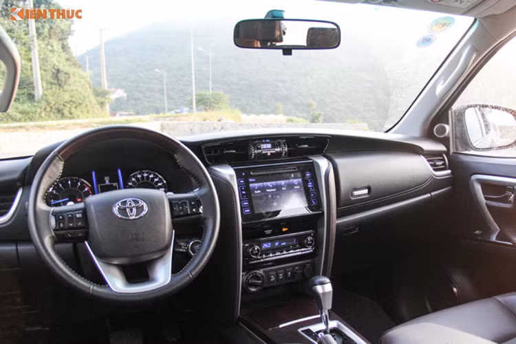 Cụ thể, Toyota Fortuner 2018 mới phiên bản máy dầu 2.5L số sàn sẽ có giá bán dự kiến khoảng 850 triệu đồng, giảm khoảng 131 triệu đồng so với trước kia. Tương tự giá bán 2 phiên bản số tự động máy xăng 1 cầu và 2 cầu sẽ lần lượt rơi vào khoảng 950 triệu đồng và 1,125 tỷ đồng, giảm từ 183 – 199 triệu đồng so với trước đây.