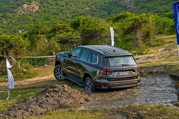 Bên trong, Ford Everest 2023 gây ấn tượng với một không gian cabin rộng rãi, sang trọng, nhiều tiện nghi. Cảm giác rộng rãi của Everest càng được tăng cường nhờ thiết kế mặt táp lô rộng ngang, kéo dài hết sang hai bên. Không gian giữa hai ghế trước được tích hợp 2 hộc để cốc cố định, cùng với đó là 2 giá đỡ cốc có thể đóng/mở khi cần – được trang bị thêm cho người lái và hành khách phía trước.
