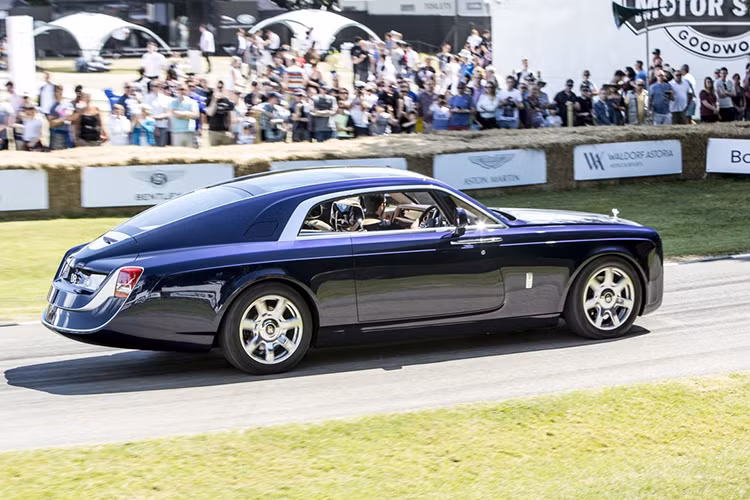 Nhiều chuyên gia dự đoán Sweptail sẽ dùng chung động cơ với Phantom Coupe. Tuy nhiên, giám đốc điều hành của thương hiệu Rolls-Royce, ông Torsten Muller cho hay: “ Sweptail chính là minh chứng cho sự lắng nghe cẩn thận những ý kiến khách hàng của công ty. Chúng tôi đánh giá cao sự quan tâm và đóng góp của họ để có thể tạo ra những kiệt tác độc đáo có một không hai.” trên Thế giới.