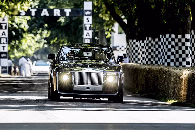 Được biết, sự ra đời của Rolls-Royce Sweptail khá lý thú khi hãng siêu xe sang Anh quốc nhận được yêu cầu từ một khách hàng đặc biệt muốn một chiếc xe siêu sang hoàn toàn khác biệt vào năm 2013. Vị khách này đã gửi tới Rolls-Royce yêu cầu thiết kế của mình về một chiếc xe sang trọng nhưng phóng khoáng, ngồi trên xe phải có cảm giác như đang ngồi trên một chiếc du thuyền.