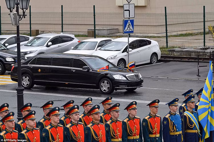 Trước đó, ông Kim cũng sử dụng chiếc Mercedes-Maybach S600 Pullman Guard trong cuộc gặp thượng đỉnh với Mỹ - Triều ở Singapore và tại Việt Nam. Tuy nhiên, không ít người cảm thấy thắc mắc vì Liên Hợp Quốc (U.N.) đã đưa ra lệnh cấm bán hàng hóa xa xỉ, bao gồm cả xe limousine, cho Triều Tiên nhằm tạo sức ép từ bỏ vũ khí hạt nhân.