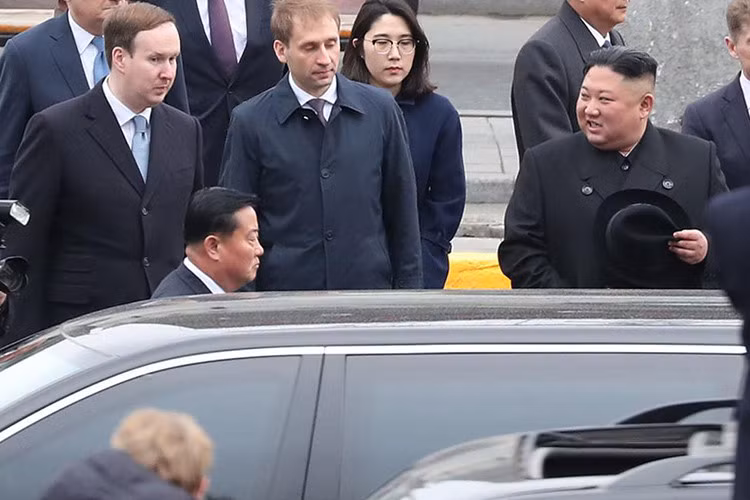 Theo báo cáo của Ủy ban trừng phạt 1718 của Liên Hợp Quốc, 3 chiếc Mercedes-Benz S600 kể trên không phải là bản Pullman Guard chống đạn tiêu chuẩn. Thay vào đó, xe đã được một công ty ở Bắc Mỹ bọc thép trước khi về Triều Tiên. Ngay cả cặp đôi Mercedes-Benz S600 thứ 3 được đưa về Triều Tiên cũng không phải là xe tiêu chuẩn của nhà sản xuất.
