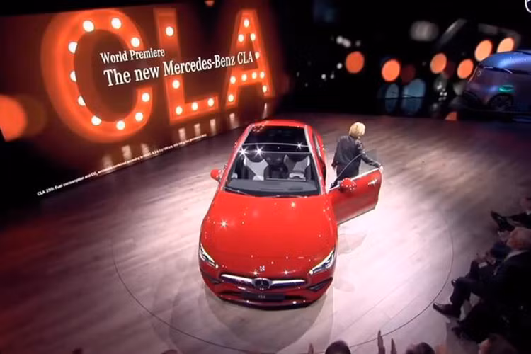 Các nâng cấp đáng chú ý trên Mercedes CLA Coupe thế hệ mới là khoảng cách giữa hai bánh trước của xe rộng hơn 63mm, bánh sau là 53mm, trọng tâm của xe cũng được hạ thấp. Mercedes cho biết CLA Coupe thế hệ thứ hai là mẫu xe cỡ nhỏ rất "hot" của hãng ở thời điểm hiện tại.