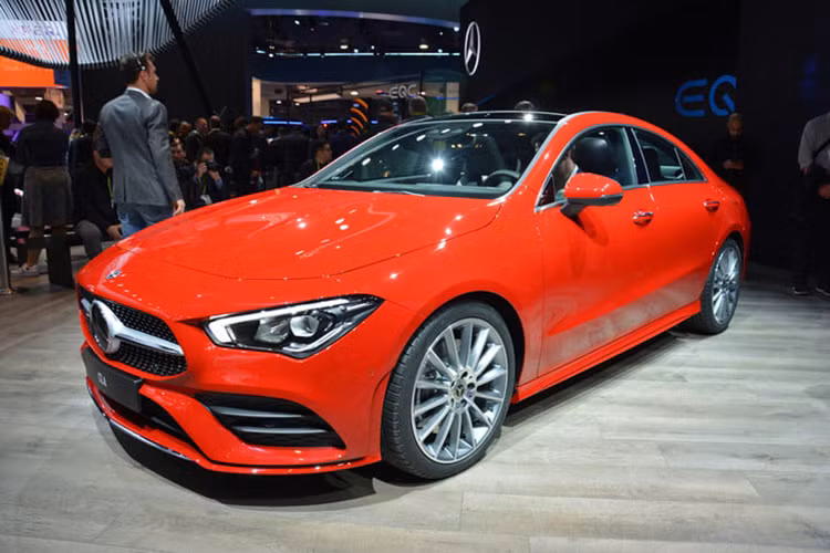 Mercedes vừa chính thức giới thiệu mẫu CLA Coupe thế hệ mới tại triển lãm CES 2019 đang diễn ra tại Las Vegas với rất nhiều hứa hẹn. Mẫu xe Mercedes-Benz CLA 2020 hoàn toàn mới sẽ vẫn duy trì phong cách thiết kế sedan coupe trẻ trung, và trông giống như một phiên bản thu nhỏ của dòng CLS 2019 đã ra mắt vào năm ngoái.
