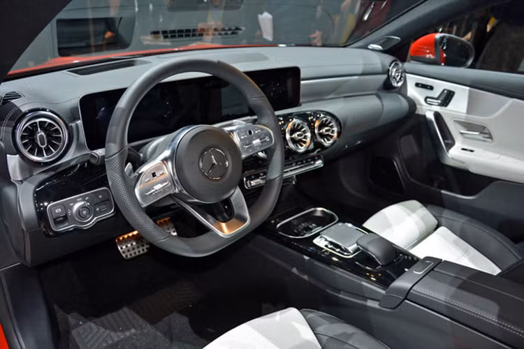 Nội thất của CLA Coupe thế hệ mới đem đến sự bứt phá về thiết kế và độ sang trọng. Thiết kế nội thất và công nghệ trên CLA thế hệ mới cũng được áp dụng công nghệ là MBUX – Mercedes-Benz User Experience. Điểm độc đáo của hệ thống đa phương tiện này là khả năng nghiên cứu học hỏi nhờ vào “trí tuệ nhân tạo” – AI. 