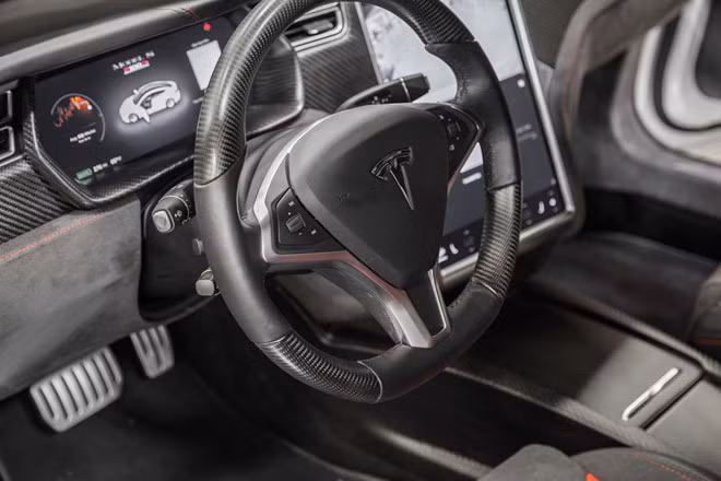 Nội thất của Model S-APEX P100D phiên bản thân dài này cũng đã được tinh chỉnh và mang đến cảm giác thể thao hơn. Chất liệu Alcantara và các chi tiết ốp carbon bao phủ khắp buồng lái.