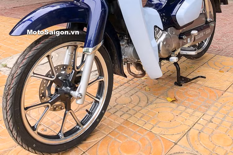 Thay vì vành nan, chiếc xe có cặp bánh bằng nhôm đúc 5 cánh kép đẹp mắt, nhưng vẫn sử dụng phanh đùm quen thuộc. Bộ giảm xóc giò gà đặc trưng của Cub đã được Honda làm mới lại để trở thành dạng up side down cao cấp, loại bỏ hoàn toàn hiện tượng bánh trước bị "rướn" lên khi phanh gấp của chiếc Cub nguyên bản đời cũ trước đây.