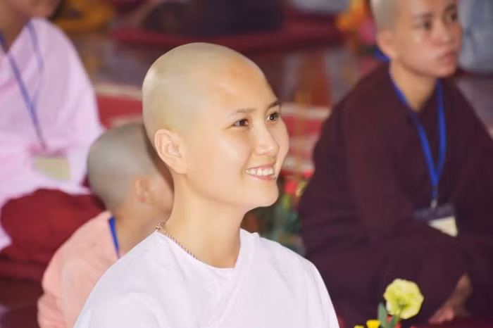 Sau 2 thang di tu, Nguyen Thi Ha - nguoi dep HHVN bong cuoi dai gia-Hinh-2