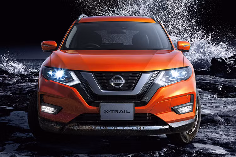 So với phiên bản hiện tại đang được bán ra tại nhiều nước Châu Á, Nissan X-Trail 2017 nổi bật ngay từ cái nhìn đầu tiên nhờ phần đầu xe với thiết kế được thay đổi. Trong đó, lưới tản nhiệt hình chữ V đặc trưng của Nissan đã được mở rộng hơn xuống dưới, đồng thời cản trước với các hốc đèn sương mù có kiểu dáng góc cạnh khỏe khoắn hơn.