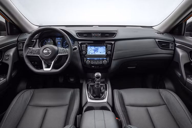 Ở bên trong, Nissan đã trang bị cho bản nâng cấp X-Trail 2017 tay lái 3 chấu với thiết kế thể thao, kèm theo lẫy chuyển số phía sau vô-lăng. Bảng táp-lô của xe cũng có một chút khác biệt nhẹ. Giữa bảng điều khiển trung tâm là hệ thống thông tin giải trí NissanConnectSM với màn hình cảm ứng 7 inch hỗ trợ tính năng định vị, sử dụng các ứng dụng điện thoại, điều khiển bằng giọng nói...