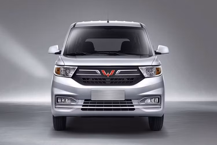 Bên ngoài, mẫu xe MPV Wuling Hongguang V 2019 bản nâng cấp sở hữu thiết kế ngoại thất góc cạnh hơn. Trong đó, phần đầu xe được áp dụng phong cách thiết kế mới nhất của thương hiệu Wuling với lưới tản nhiệt hình lục giác màu đen, nối liền với cụm đèn pha. Ngoài ra, Wuling Hongguang V 2019 còn được trang bị cản trước mới, tích hợp cụm đèn sương mù.