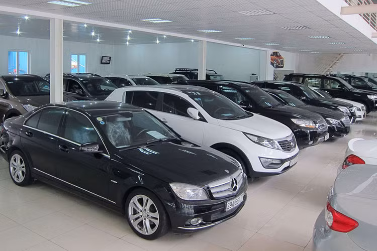 Đặc biệt, nếu bạn chưa có nhiều kinh nghiệm lái xe nên không thể tránh khỏi những tình huống va chạm, hư hỏng. Do vậy, việc sử dụng một chiếc xe cũ sẽ giúp tiết kiệm một khoản tiền sữa chữa khá lớn. Phí bảo hiểm hàng năm đối với xe cũ cũng ít hơn so với xe mới. Khi đã lái thạo có thể lên đời xe mới mà không phải chịu lỗ nhiều sau 1 - 3 năm sử dụng.