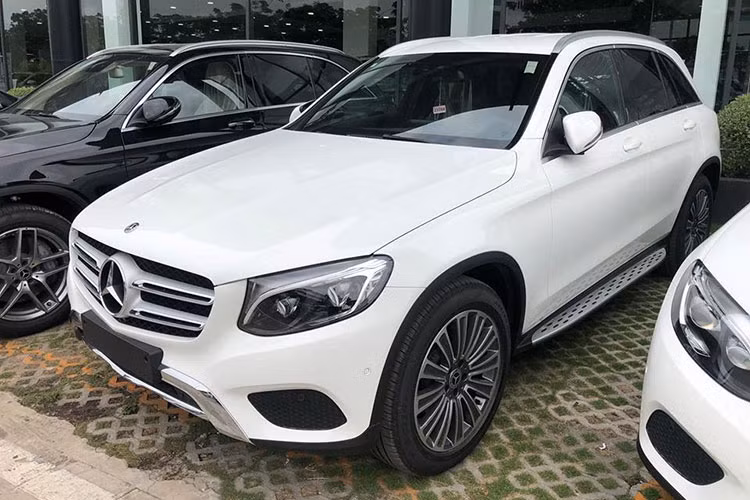 Công nghệ an toàn chủ động trên xe GLC 250 4Matic tại Việt Nam có đèn chiếu sáng LED thích ứng, hỗ trợ phanh, hỗ trợ đỗ xe, cảnh báo mất tập trung, hỗ trợ khởi hành ngang dốc. Hỗ trợ phanh (ABS, BAS), chống trượt khi tăng tốc, ổn định thân xe điện tử và 7 túi khí là trang bị tiêu chuẩn.