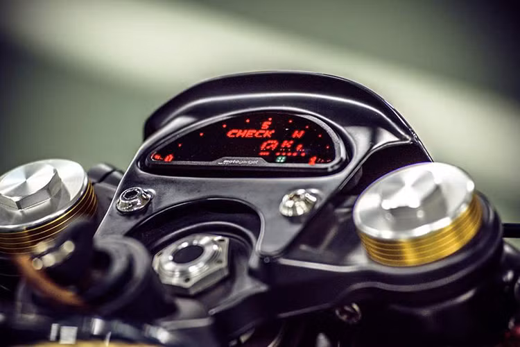 Phần đầu xe sử dụng những phụ kiện từ Sato Racing. Xe sở hữu đèn hậu LED và đèn tín hiệu từ Motogadget, bảng điều khiển Behringer. Đèn pha tròn cổ điển của Rough Crafts được nằm giữa ốp nhôm thủ công cực chất.