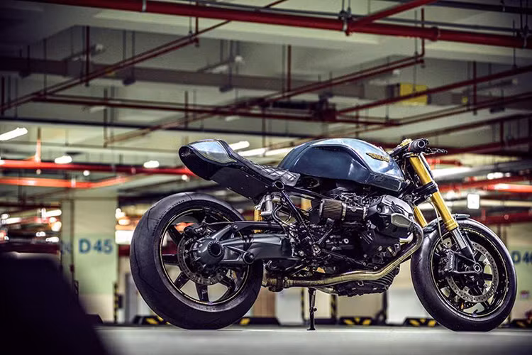 Bộ vành trước, sau của chiếc BMW R Nine T này là loại vành đúc 7 chấu đi kèm phanh đĩa đôi trước và đơn sau. Dàn chân sau thuộc dạng một gắp, xe sử dụng loại Pirelli Diablo Supercorsa.