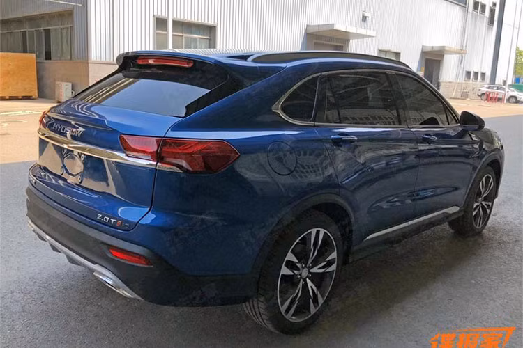 Trên đầu mẫu xe "nhái" này xuất hiện lưới tản nhiệt mở rộng với những thanh nằm ngang bên trong. Trên cản va còn có 4 đèn sương mù nhỏ hình tròn. Ngay cả hốc gió trên chắn bùn, những đường gân bên sườn, bộ vành la-zăng và cụm đèn hậu LED của Huansu C60 cũng gợi liên tưởng đến Lamborghini Urus.