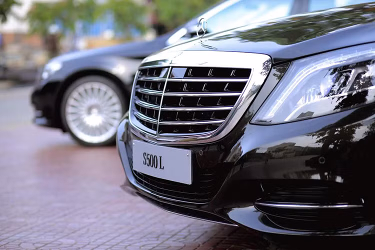 S 500 L mới sở hữu đèn viền nội thất có thể điều chỉnh 7 màu sắc và độ sáng. Nội thất ốp gỗ designo sunburst myrtle màu nâu bóng, tay lái đa chức năng 2 chấu bọc da và ốp gỗ. 2 màn hình màu TFT 12,3-inch trên bảng điều khiển hiển thị bảng đồng hồ và màn hình truyền thông đa phương tiện.