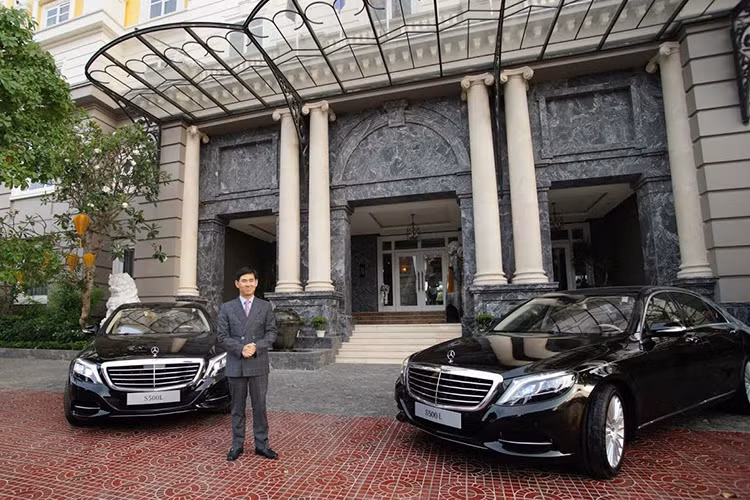  Mercedes-Benz Việt Nam (MBV) đã vừa bàn giao thêm 2 chiếc xe S 500 L cho Royal Hội An, Mgallery by Sofitel – Khách sạn 5 sao duy nhất trong lòng phố cổ. Đặc biệt, đây cũng là 2 chiếc S 500 L đầu tiên tại Việt Nam được trang bị hộp số tự động 9 cấp 9G-TRONIC.