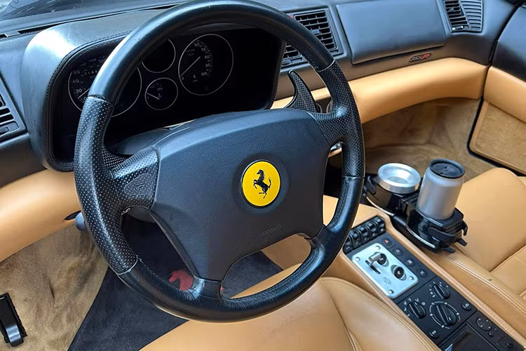 "Hắc mã" đang là thú vui mới chơi siêu xe Ferrari của ông Đặng Lê Nguyên Vũ, ngoài chiếc siêu xe mui trần Ferrari F355 Spider ra, còn có Ferrari F12 Berlinetta hay Ferrari 458 Italia cũng được dán hoặc sơn lại màu đen bóng.
