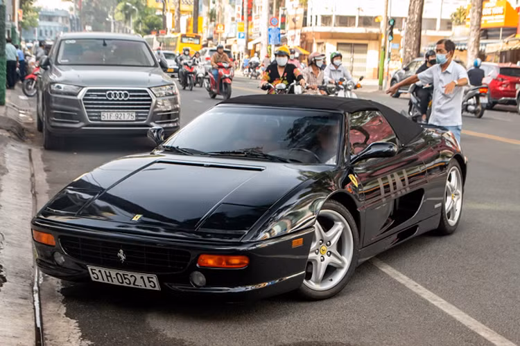 Siêu xe mui trần F355 Spider chỉ mất khoảng 4,7 giây là có thể tăng tốc từ vị trí xuất phát lên 100 km/h trước khi đạt vận tốc tối đa 295 km/h. Mức giá xe Ferrari F355 Spider mui trần của ông Đặng Lê Nguyên Vũ không được hé lộ, nhưng chắc chắn không gề rẻ.