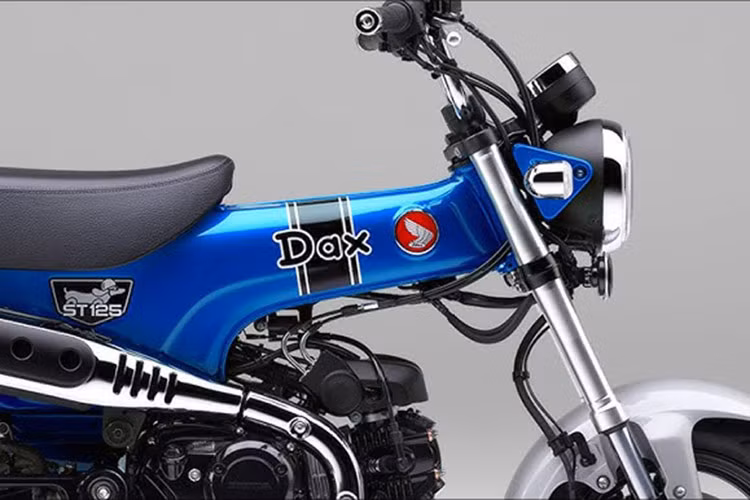 Các trang bị khác trên xe gồm giảm xóc trước hành trình ngược, phía sau là giảm xóc lò xo đôi tạo ổn định khi vận hành. Hệ thống phanh trên xe gồm phanh đĩa trước sau đường kính 220mm và 190mm, kèm ABS kênh đôi đảm bảo dừng xe an toàn khi vận hành.