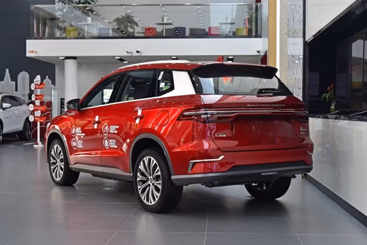 Bên cạnh đó, một phiên bản Hybrid của xe cũng đã từng xuất hiện trên đường phố Trung Quốc. Đây là phiên bản được kết hợp động cơ xăng 156 mã lực với 2 motor điện nằm trên mỗi trục xe sinh ra tổng công suất 446 mã lực và 740Nm. Đây là con số thực sự ấn tượng với một mẫu MPV cỡ trung như BYD Song Max.