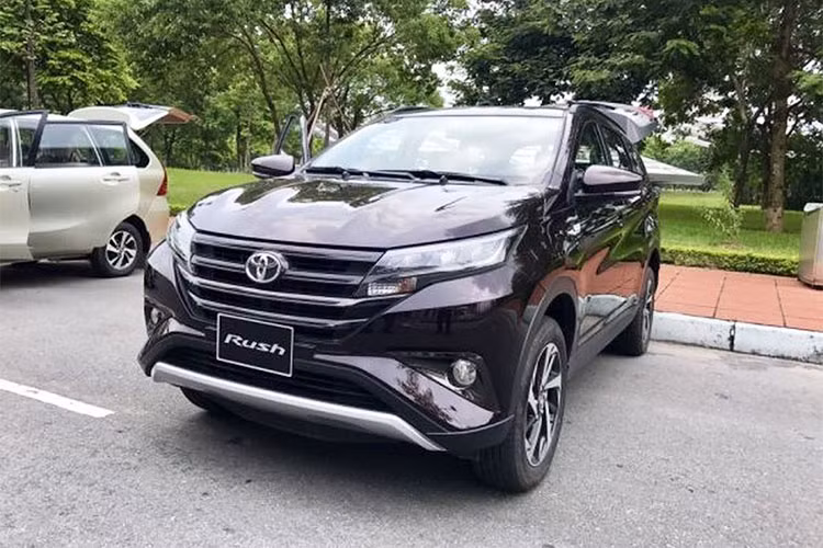 Mẫu xe Toyota Rush mới là chiếc SUV cỡ nhỏ 7 chỗ ngồi, tiền thân chính là mẫu Daihatsu Terios vốn ra mắt lần đầu từ năm 1997. Ở thế hệ đầu và cả thế hệ thứ hai (2006), đa số vẫn chỉ biết đến cái tên Terios do đây mới là bản bán ra quốc tế, còn ở thị trường Nhật Bản nó mới có tên Rush.