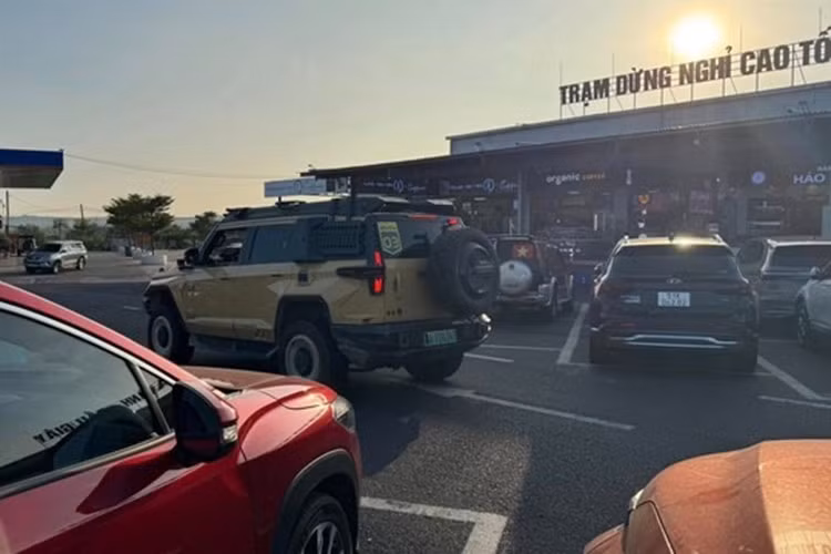 Theo những hình ảnh được ghi nhận, đoàn xe dừng tại một trạm dừng chân trên cao tốc Long Thành - Dầu Giây. Điều này khiến nhiều người cho rằng những chiếc xe này thuộc phiên bản hybrid (EREV) thay vì bản chạy điện hoàn toàn (EV), do cần tiếp nhiên liệu trong hành trình.