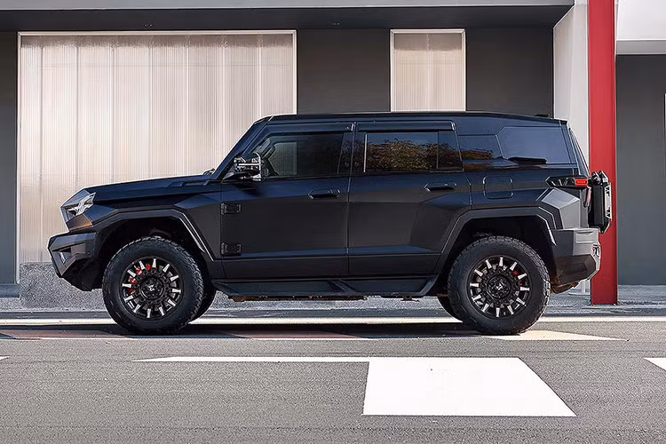 Cụ thể hơn thì loại truyền động trên mẫu xe SUV Dongfeng Mengshi M-Hero 917 của Trung Quốc là loại hybrid sạc điện có thể đạt công suất trên 1.000 mã lực. Phiên bản EV sử dụng pin CATL Qilin dung lượng 142,7 kWh, cho khả năng di chuyển lên đến 505 km sau mỗi lần sạc đầy.