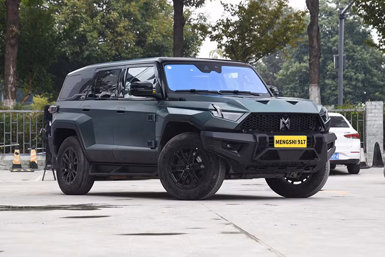 Theo một số thông tin nội bộ đã tiết lộ rằng, dòng xe SUV điện hầm hố này sẽ chỉ được bán tại thị trường Trung Quốc, giá xe Dongfeng Mengshi M-Hero 917 khởi điểm 700.000 nhân dân tệ (tương đương 2,4 tỷ đồng). Dongfeng có kế hoạch bán 1.500 chiếc M-Hero 917 hàng năm, 1 doanh số khá khiêm tốn.
