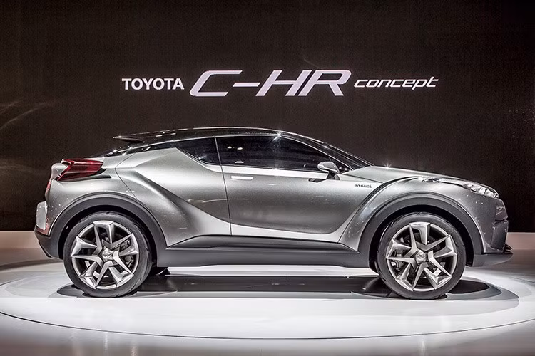 Về động cơ, C-HR sẽ có phiên bản sử dụng hybrid “kế thừa” từ dòng Prius mới, cho công suất 122 mã lực và giảm hao phí nhiên liệu đến 40%. Phiên bản động cơ còn lại sẽ là động cơ 8NR-FTS turbo 1.2 L cho công suất 115 mã lực tại vòng tua 5.200 – 5.600 rpm và mô-men xoắn cực đại 185 Nm tại 1.500 – 4.000 rpm.