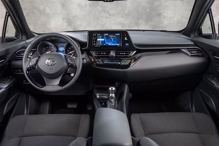Sở hữu ngoại hình đầy tính hiện đại và cá tính, nội thất của Toyota CH-R cũng được thiết kế xứng tầm với bảng táp-lô bất đối xứng, được chia thành nhiều lớp và có số nút bấm được hạn chế tối đa. Các nút bấm này cũng được bố trí nghiêng nhẹ về phía người lái để dễ thao tác hơn.