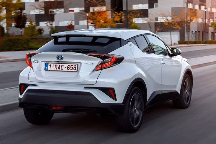 Khả năng lái của Toyota C-HR cũng sẽ tốt hơn nhiều dòng nhờ vào trọng tâm thấp và hệ thống trợ lái thủy lực của xe. Đi cùng với đó là hộp số sàn 6 cấp hoặc CVT, hệ dẫn động 2 hoặc 4 bánh. Ngoài ra, ở 1 số thị trường đặc biệt, Toyota còn có thể cung cấp động cơ Dual VVT-i 2.0 L cho công suất 147 mã lực và mô-men xoắn cực đại 187 Nm.