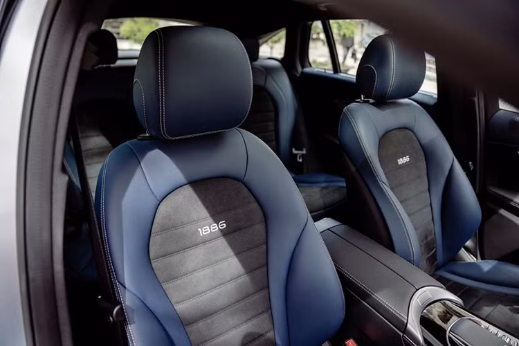Ngoài thiết kế mới, Mercedes-Benz EQC 400 4Matic 2020 sở hữu khoang cabin đầy công nghệ giống như các mẫu xe hiện đại của thương hiệu, nổi bật là hệ thống thông tin giải trí MBUX tiêu chuẩn với màn hình kép đều rộng 10,25 inch, tích hợp trí thông minh nhân tạo AI, ra lệnh bằng giọng nói, chỉ đường và nhiều tính năng tiên tiến khác.
