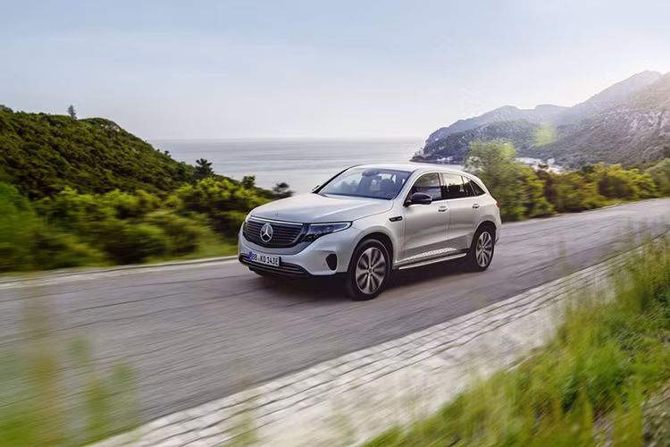 Ở thời điểm ra mắt, hãng xe sang Mercedes-Benz sử dụng phiên bản EQC Edition 1886 để giới thiệu tới công chúng, biến thể này có nhiều tùy chọn. Mức giá xe Mercedes-Benz EQC từ 84.930 Euro (tương đương 2,2 tỷ đồng).