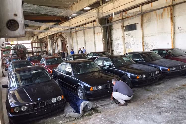 Không chỉ còn mới tinh, 11 chiếc BMW 5-Series còn chưa từng được đăng ký. Tuy nhiên, một số chiếc xe đã không còn nguyên vẹn. 