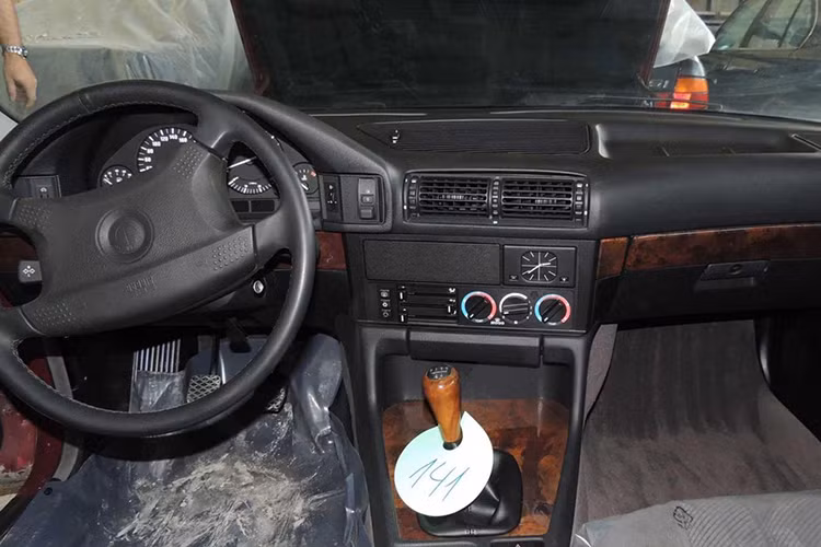 Bên trong, những chiếc BMW 5-Series vẫn được bọc ni-lông ở ghế trong khi mặt táp-lô, vô lăng và cần số trông gần như mới.