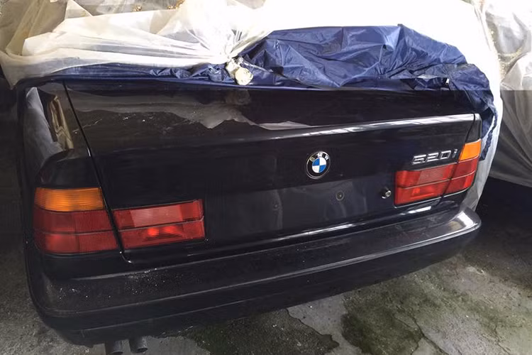 Những chiếc BMW 5-Series này thuộc phiên bản 520i và 525i đồng thời phần lớn đều được sơn màu đen bóng. Bên cạnh đó là một số chiếc xe được sơn màu xanh dương và đỏ. 