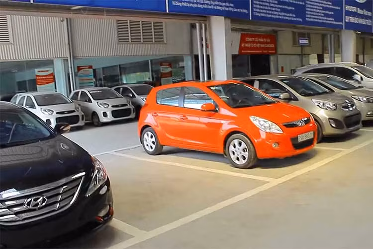 Theo chủ một showroom bán xe nhập cũ tại Thanh Xuân cho hay, thị trường ôtô cũ cuối năm hiện đã đổi chiều. Cách đây khoảng 2 tháng về trước, hầu hết dân kinh doanh xe cũ đều lâm vào tình cảnh khó khăn. Xe nhiều, giá rẻ, mua vào không bán nhanh cầm chắc thua lỗ. Nay thì ngược lại. Xe cũ không có để bán, trong khi khách tìm mua nhiều.