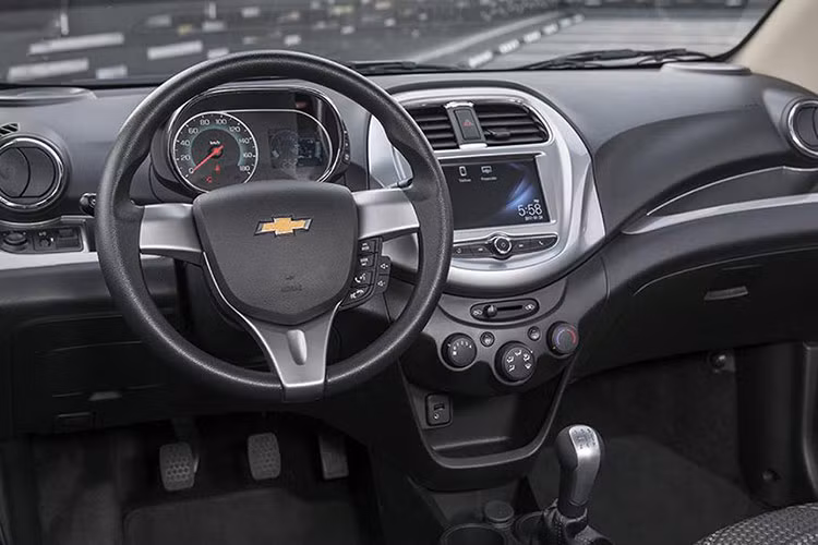 Những mẫu Chevrolet Spark vẫn được người mua xe cũ săn lùng. Hiện tại, Chevrolet Spark LT đời 2018 có giá khoảng 180 triệu đồng. Chiếc xe này mang đến cho người dùng nhiều trang bị tiện nghi hiện địa như: Vô lăng tích hợp phím bấm, hệ thống giải trí Mylink kết nối điện thoại thông minh, màn hình trung tâm cảm ứng 7 inch. Spark nổi tiếng bền dáng, thiết kế hiện đại, ưa nhìn.