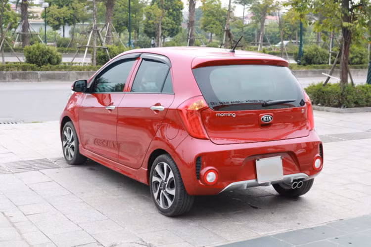 Thiết kế bên ngoài của KIA Morning ưa nhìn, xe nhỏ gọn, dễ luồn lách, nội thất phối màu sáng sủa. Nhược điểm của mẫu xe này là không gian giữa 2 hàng ghế và cốp sau nhỏ hơn đối thủ cùng cỡ A. Độ cách âm giữa sàn xe và khoang lái chưa tốt và tiếng ồn lớn khi chạy tốc độ cao. Trang bị nội thất dừng ở mức cơ bản.