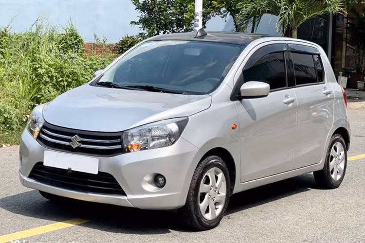  Suzuki Celerio 1.0 MT 2019: Giá 190 triệu đồng Tương tự, Suzuki Celerio cũng đã ngừng bán vào cuối tháng 5/2020 và cũng chỉ tồn tại 3 năm ngắn ngủi tại thị trường Việt. Nguyên nhân khai tử là do doanh số thấp. Trước khi dừng bán, giá xe Suzuki Celerio niêm yết ở mức 329-359 triệu đồng, tương ứng với phiên bản 1.0 MT và 1.0 CVT.