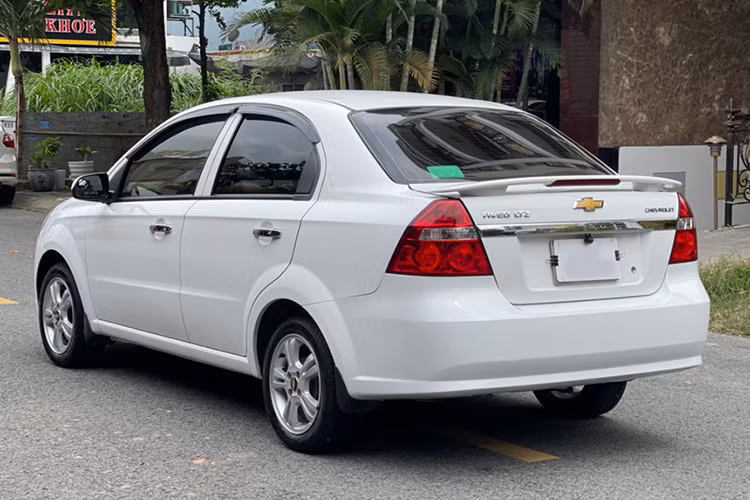 Chevrolet Aveo 2018 xứng đáng được nhắc tên trong bài viết này bởi nếu chọn mẫu xe ngang cơ như Toyota Vios hay Hyundai Accent số sàn, người mua phải chi thêm khoản tiền khá lớn. Lựa chọn mẫu xe này, người dùng phải thích ứng với một chiếc xe có thiết kế không mấy bắt mắt. Nội thất có nhiều chi tiết nhựa, ít trang bị tiện nghi. Việc hãng xe đã rút chân khỏi thị trường Việt cũng khiến xe bị khấu hao nhiều khi bán lại.