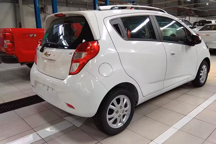 Điểm trừ của mẫu xe này chính là đèn pha halogen và ghế bọc nỉ. Người dùng thường phải chi tiền để nâng cấp 2 chi tiết này. Động cơ 1.2L và hộp số sàn 5 cấp, cho công suất cực đại 80 mã lực, thấp hơn KIA Morning hay Hyundai Grand i10 nên khá ì ạch khi chở "full tải", chỉ hợp chạy phố.